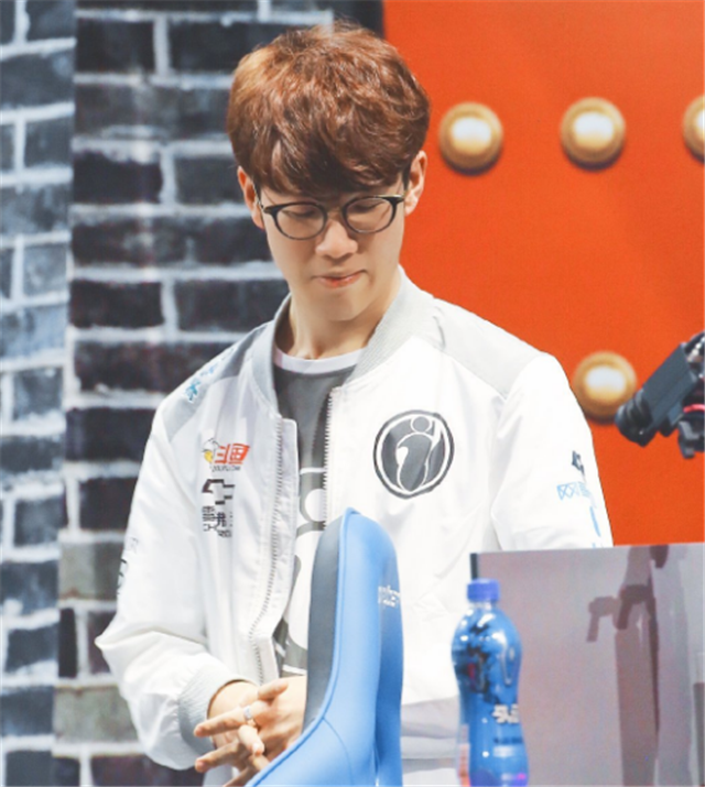 LPL官方：值此龙年春节来临之际，携选手们给您拜年啦